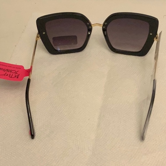 NWT Betsey Johnson square sunglasses. - Picture 3 of 3